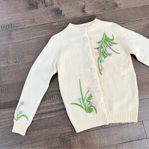 Su Lee 1960s Vintage Floral Embroidered Cream Sweater Cardigan Flowers Hong Kong